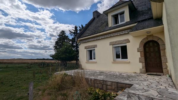 Maison familiale des années 70 sur 4 500 m² de terrain  Proche Pontivy