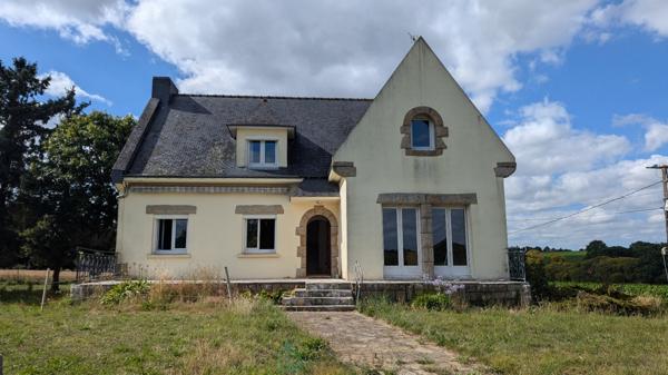 Maison familiale des années 70 sur 4 500 m² de terrain  Proche Pontivy