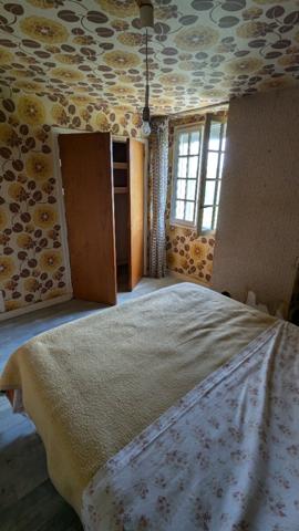 Maison familiale des années 70 sur 4 500 m² de terrain  Proche Pontivy