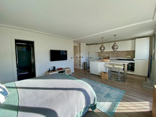 "Paris 15ème Rue de la Convention" Très beau studio meublé avec balcon terrasse !

Loyer €1 500/mois charges comprises **

- Ref : 21434