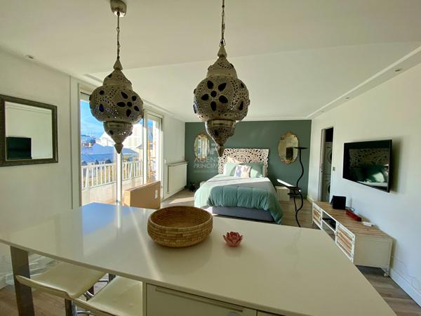 "Paris 15ème Rue de la Convention" Très beau studio meublé avec balcon terrasse !

Loyer €1 500/mois charges comprises **

- Ref : 21434