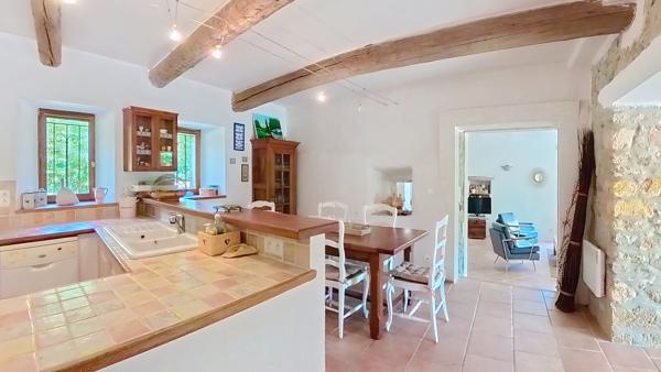 A vendre authentique propriété à seulement 12 minutes d'Uzès.