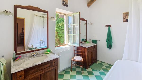 A vendre authentique propriété à seulement 12 minutes d'Uzès.