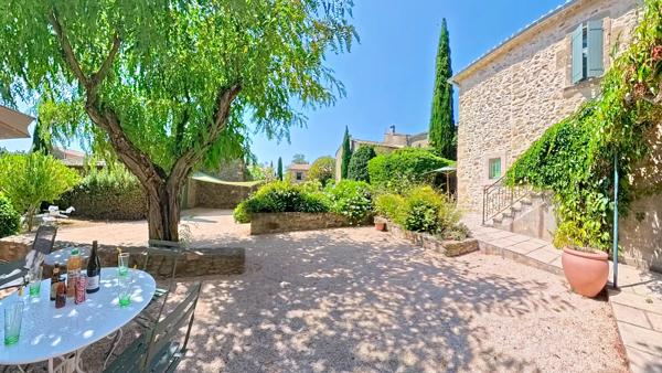 A vendre authentique propriété à seulement 12 minutes d'Uzès.