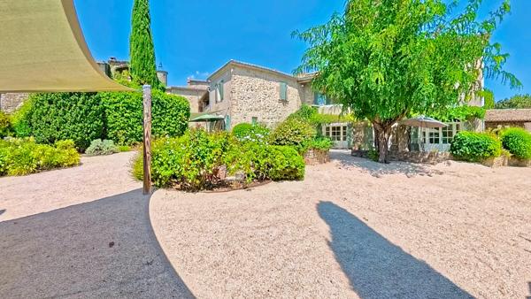 A vendre authentique propriété à seulement 12 minutes d'Uzès.