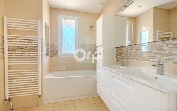 Maison à vendre    6 pièces •  Eyjeaux