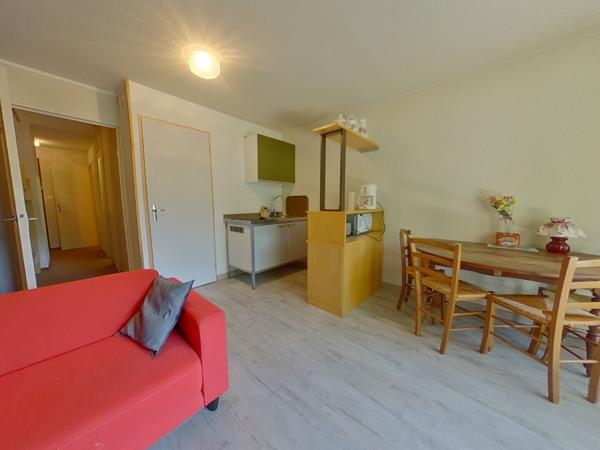 04400 ENCHASTRAYES GRAND STUDIO - COIN NUIT - TERRASSE SUD