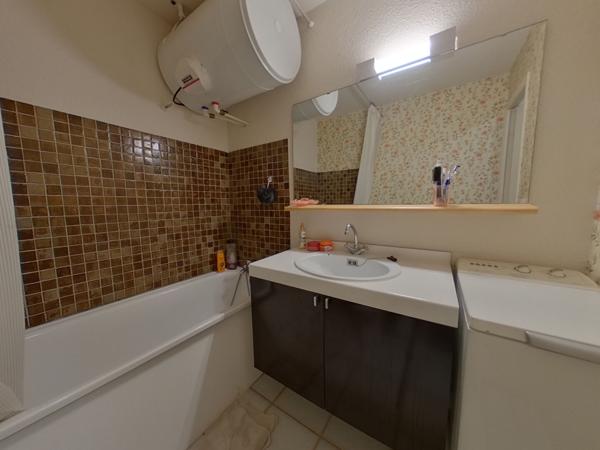 04400 ENCHASTRAYES GRAND STUDIO - COIN NUIT - TERRASSE SUD