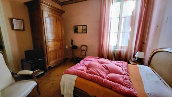 24190 Maison de ville Neuvic 8 pièces sur 2 niveaux 188 m2 parcelle de 532 m² garages