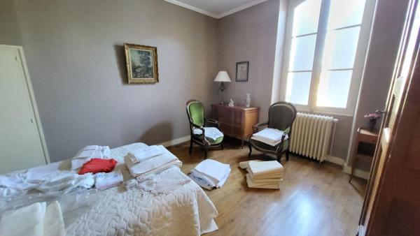 24190 Maison de ville Neuvic 8 pièces sur 2 niveaux 188 m2 parcelle de 532 m² garages