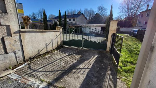 24190 Maison de ville Neuvic 8 pièces sur 2 niveaux 188 m2 parcelle de 532 m² garages