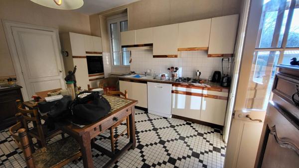 24190 Maison de ville Neuvic 8 pièces sur 2 niveaux 188 m2 parcelle de 532 m² garages