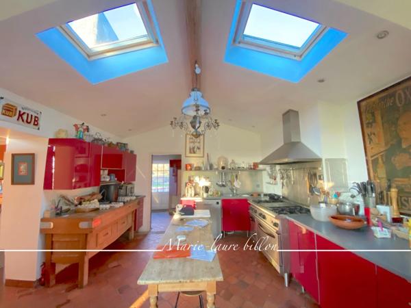 Longère et sa grange à vendre, proche de CHALLANS (85), longère avec 2 grandes chambres + grange 4 chambres, parcelle de 8 ha