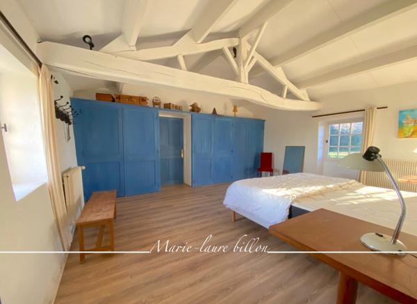 Longère et sa grange à vendre, proche de CHALLANS (85), longère avec 2 grandes chambres + grange 4 chambres, parcelle de 8 ha