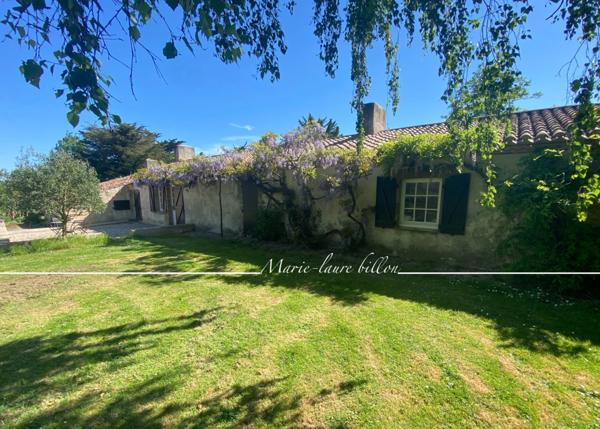 Longère et sa grange à vendre, proche de CHALLANS (85), longère avec 2 grandes chambres + grange 4 chambres, parcelle de 8 ha