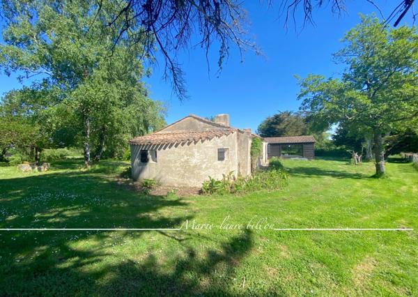 Longère et sa grange à vendre, proche de CHALLANS (85), longère avec 2 grandes chambres + grange 4 chambres, parcelle de 8 ha