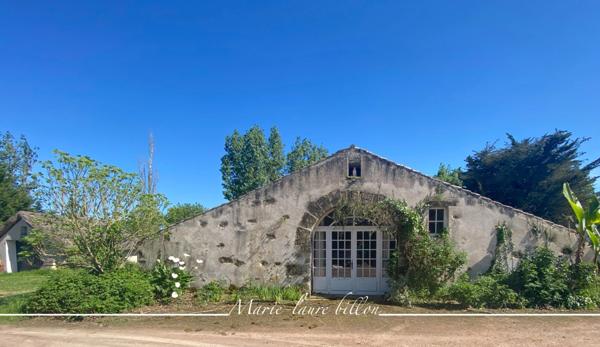 Longère et sa grange à vendre, proche de CHALLANS (85), longère avec 2 grandes chambres + grange 4 chambres, parcelle de 8 ha