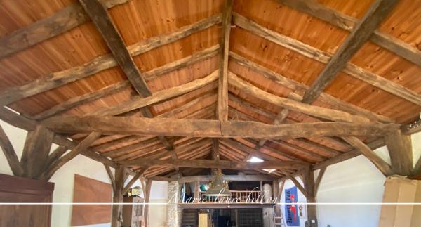 Longère et sa grange à vendre, proche de CHALLANS (85), longère avec 2 grandes chambres + grange 4 chambres, parcelle de 8 ha