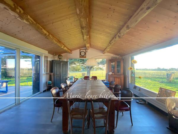 Longère et sa grange à vendre, proche de CHALLANS (85), longère avec 2 grandes chambres + grange 4 chambres, parcelle de 8 ha