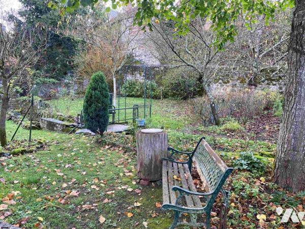 PUTANGES: Pavillon 2 chambres, sous sol terrain 833m²