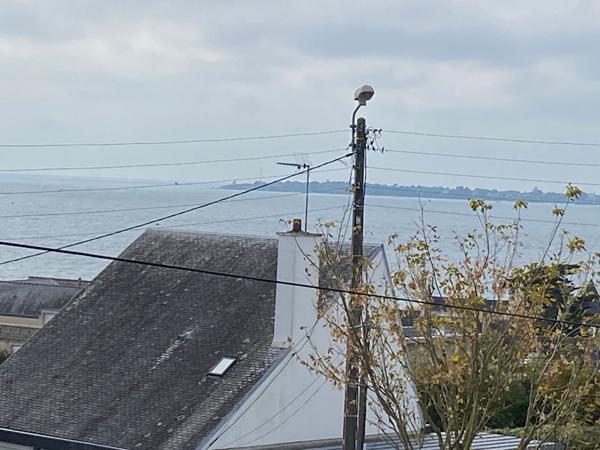 Concarneau maison lumineuse avec jardin clos , quartier recherché , a cinq minutes a pied des plages .