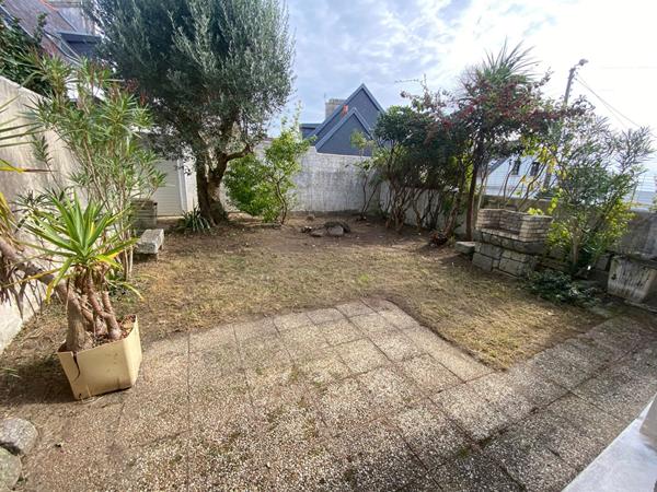 Concarneau maison lumineuse avec jardin clos , quartier recherché , a cinq minutes a pied des plages .