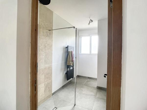 A vendre maison 103m² + 140m² de dépendance