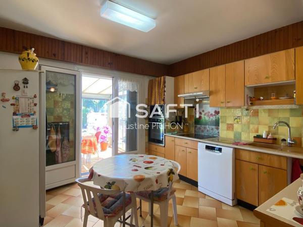 Maison familiale à rénover sur beau terrain plat de 700 m², à proximité du centre