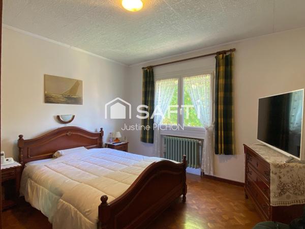 Maison familiale à rénover sur beau terrain plat de 700 m², à proximité du centre