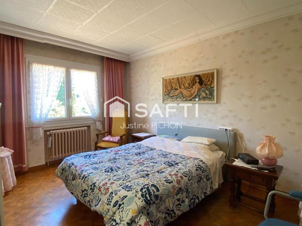 Maison familiale à rénover sur beau terrain plat de 700 m², à proximité du centre