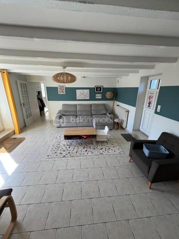 Niort centre, quartier Saint Florent - Proximité école et commerces - Belle maison familiale de ville rénovée de 156 m² sur 3 niveaux comprenant au rdc salon, cuisine aménagée et équipée, séjour et wc. Au 1er étage, palier, buanderie, 2 chambres avec rangement, dégagements avec grands rangements, salle d'eau, wc. Au 2è étage, Grande pièce détente, local technique, wc, salle d'eau et une chambre avec dressing. 
Côté jardin, un garage, une cuisine d'été, grande terrasse aménagée de 40 m², dépendances pour atelier et cave, petit local jardinage, espace poules et une autre terrasse côté rue.
Isolation toiture et murs, peinture fait en 2022. Chaudière gaz de ville moins de 10 ans.
A voir rapidement.