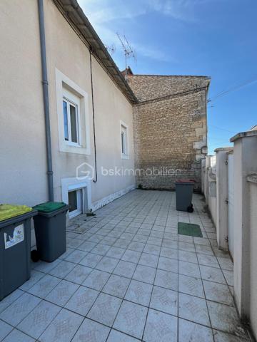 Niort centre, quartier Saint Florent - Proximité école et commerces - Belle maison familiale de ville rénovée de 156 m² sur 3 niveaux comprenant au rdc salon, cuisine aménagée et équipée, séjour et wc. Au 1er étage, palier, buanderie, 2 chambres avec rangement, dégagements avec grands rangements, salle d'eau, wc. Au 2è étage, Grande pièce détente, local technique, wc, salle d'eau et une chambre avec dressing. 
Côté jardin, un garage, une cuisine d'été, grande terrasse aménagée de 40 m², dépendances pour atelier et cave, petit local jardinage, espace poules et une autre terrasse côté rue.
Isolation toiture et murs, peinture fait en 2022. Chaudière gaz de ville moins de 10 ans.
A voir rapidement.