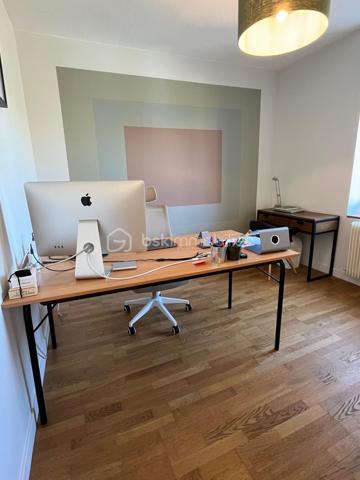 Niort centre, quartier Saint Florent - Proximité école et commerces - Belle maison familiale de ville rénovée de 156 m² sur 3 niveaux comprenant au rdc salon, cuisine aménagée et équipée, séjour et wc. Au 1er étage, palier, buanderie, 2 chambres avec rangement, dégagements avec grands rangements, salle d'eau, wc. Au 2è étage, Grande pièce détente, local technique, wc, salle d'eau et une chambre avec dressing. 
Côté jardin, un garage, une cuisine d'été, grande terrasse aménagée de 40 m², dépendances pour atelier et cave, petit local jardinage, espace poules et une autre terrasse côté rue.
Isolation toiture et murs, peinture fait en 2022. Chaudière gaz de ville moins de 10 ans.
A voir rapidement.