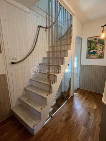 Niort centre, quartier Saint Florent - Proximité école et commerces - Belle maison familiale de ville rénovée de 156 m² sur 3 niveaux comprenant au rdc salon, cuisine aménagée et équipée, séjour et wc. Au 1er étage, palier, buanderie, 2 chambres avec rangement, dégagements avec grands rangements, salle d'eau, wc. Au 2è étage, Grande pièce détente, local technique, wc, salle d'eau et une chambre avec dressing. 
Côté jardin, un garage, une cuisine d'été, grande terrasse aménagée de 40 m², dépendances pour atelier et cave, petit local jardinage, espace poules et une autre terrasse côté rue.
Isolation toiture et murs, peinture fait en 2022. Chaudière gaz de ville moins de 10 ans.
A voir rapidement.