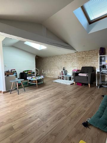 Niort centre, quartier Saint Florent - Proximité école et commerces - Belle maison familiale de ville rénovée de 156 m² sur 3 niveaux comprenant au rdc salon, cuisine aménagée et équipée, séjour et wc. Au 1er étage, palier, buanderie, 2 chambres avec rangement, dégagements avec grands rangements, salle d'eau, wc. Au 2è étage, Grande pièce détente, local technique, wc, salle d'eau et une chambre avec dressing. 
Côté jardin, un garage, une cuisine d'été, grande terrasse aménagée de 40 m², dépendances pour atelier et cave, petit local jardinage, espace poules et une autre terrasse côté rue.
Isolation toiture et murs, peinture fait en 2022. Chaudière gaz de ville moins de 10 ans.
A voir rapidement.