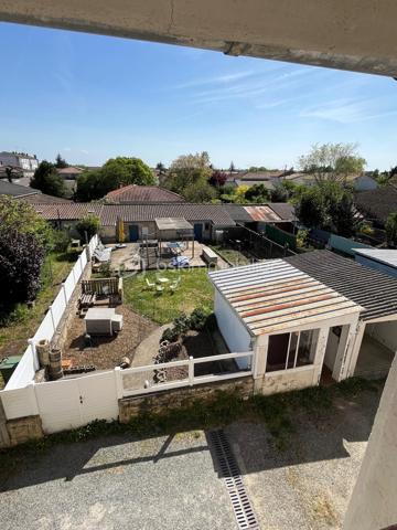 Niort centre, quartier Saint Florent - Proximité école et commerces - Belle maison familiale de ville rénovée de 156 m² sur 3 niveaux comprenant au rdc salon, cuisine aménagée et équipée, séjour et wc. Au 1er étage, palier, buanderie, 2 chambres avec rangement, dégagements avec grands rangements, salle d'eau, wc. Au 2è étage, Grande pièce détente, local technique, wc, salle d'eau et une chambre avec dressing. 
Côté jardin, un garage, une cuisine d'été, grande terrasse aménagée de 40 m², dépendances pour atelier et cave, petit local jardinage, espace poules et une autre terrasse côté rue.
Isolation toiture et murs, peinture fait en 2022. Chaudière gaz de ville moins de 10 ans.
A voir rapidement.