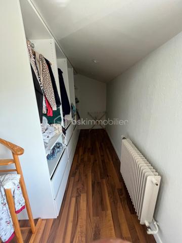 Niort centre, quartier Saint Florent - Proximité école et commerces - Belle maison familiale de ville rénovée de 156 m² sur 3 niveaux comprenant au rdc salon, cuisine aménagée et équipée, séjour et wc. Au 1er étage, palier, buanderie, 2 chambres avec rangement, dégagements avec grands rangements, salle d'eau, wc. Au 2è étage, Grande pièce détente, local technique, wc, salle d'eau et une chambre avec dressing. 
Côté jardin, un garage, une cuisine d'été, grande terrasse aménagée de 40 m², dépendances pour atelier et cave, petit local jardinage, espace poules et une autre terrasse côté rue.
Isolation toiture et murs, peinture fait en 2022. Chaudière gaz de ville moins de 10 ans.
A voir rapidement.