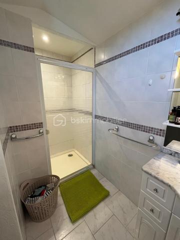 Niort centre, quartier Saint Florent - Proximité école et commerces - Belle maison familiale de ville rénovée de 156 m² sur 3 niveaux comprenant au rdc salon, cuisine aménagée et équipée, séjour et wc. Au 1er étage, palier, buanderie, 2 chambres avec rangement, dégagements avec grands rangements, salle d'eau, wc. Au 2è étage, Grande pièce détente, local technique, wc, salle d'eau et une chambre avec dressing. 
Côté jardin, un garage, une cuisine d'été, grande terrasse aménagée de 40 m², dépendances pour atelier et cave, petit local jardinage, espace poules et une autre terrasse côté rue.
Isolation toiture et murs, peinture fait en 2022. Chaudière gaz de ville moins de 10 ans.
A voir rapidement.