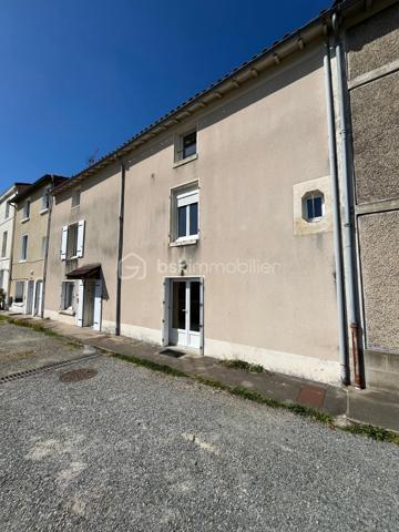 Niort centre, quartier Saint Florent - Proximité école et commerces - Belle maison familiale de ville rénovée de 156 m² sur 3 niveaux comprenant au rdc salon, cuisine aménagée et équipée, séjour et wc. Au 1er étage, palier, buanderie, 2 chambres avec rangement, dégagements avec grands rangements, salle d'eau, wc. Au 2è étage, Grande pièce détente, local technique, wc, salle d'eau et une chambre avec dressing. 
Côté jardin, un garage, une cuisine d'été, grande terrasse aménagée de 40 m², dépendances pour atelier et cave, petit local jardinage, espace poules et une autre terrasse côté rue.
Isolation toiture et murs, peinture fait en 2022. Chaudière gaz de ville moins de 10 ans.
A voir rapidement.