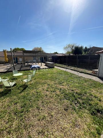 Niort centre, quartier Saint Florent - Proximité école et commerces - Belle maison familiale de ville rénovée de 156 m² sur 3 niveaux comprenant au rdc salon, cuisine aménagée et équipée, séjour et wc. Au 1er étage, palier, buanderie, 2 chambres avec rangement, dégagements avec grands rangements, salle d'eau, wc. Au 2è étage, Grande pièce détente, local technique, wc, salle d'eau et une chambre avec dressing. 
Côté jardin, un garage, une cuisine d'été, grande terrasse aménagée de 40 m², dépendances pour atelier et cave, petit local jardinage, espace poules et une autre terrasse côté rue.
Isolation toiture et murs, peinture fait en 2022. Chaudière gaz de ville moins de 10 ans.
A voir rapidement.