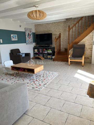 Niort centre, quartier Saint Florent - Proximité école et commerces - Belle maison familiale de ville rénovée de 156 m² sur 3 niveaux comprenant au rdc salon, cuisine aménagée et équipée, séjour et wc. Au 1er étage, palier, buanderie, 2 chambres avec rangement, dégagements avec grands rangements, salle d'eau, wc. Au 2è étage, Grande pièce détente, local technique, wc, salle d'eau et une chambre avec dressing. 
Côté jardin, un garage, une cuisine d'été, grande terrasse aménagée de 40 m², dépendances pour atelier et cave, petit local jardinage, espace poules et une autre terrasse côté rue.
Isolation toiture et murs, peinture fait en 2022. Chaudière gaz de ville moins de 10 ans.
A voir rapidement.