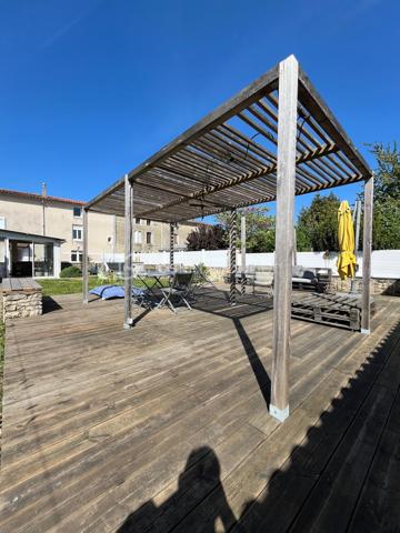 Niort centre, quartier Saint Florent - Proximité école et commerces - Belle maison familiale de ville rénovée de 156 m² sur 3 niveaux comprenant au rdc salon, cuisine aménagée et équipée, séjour et wc. Au 1er étage, palier, buanderie, 2 chambres avec rangement, dégagements avec grands rangements, salle d'eau, wc. Au 2è étage, Grande pièce détente, local technique, wc, salle d'eau et une chambre avec dressing. 
Côté jardin, un garage, une cuisine d'été, grande terrasse aménagée de 40 m², dépendances pour atelier et cave, petit local jardinage, espace poules et une autre terrasse côté rue.
Isolation toiture et murs, peinture fait en 2022. Chaudière gaz de ville moins de 10 ans.
A voir rapidement.