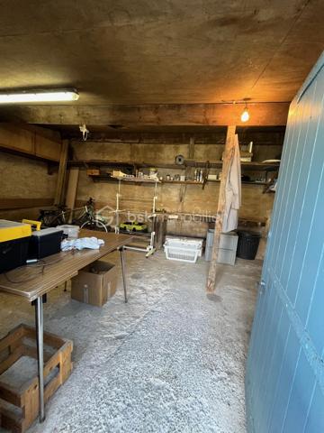 Niort centre, quartier Saint Florent - Proximité école et commerces - Belle maison familiale de ville rénovée de 156 m² sur 3 niveaux comprenant au rdc salon, cuisine aménagée et équipée, séjour et wc. Au 1er étage, palier, buanderie, 2 chambres avec rangement, dégagements avec grands rangements, salle d'eau, wc. Au 2è étage, Grande pièce détente, local technique, wc, salle d'eau et une chambre avec dressing. 
Côté jardin, un garage, une cuisine d'été, grande terrasse aménagée de 40 m², dépendances pour atelier et cave, petit local jardinage, espace poules et une autre terrasse côté rue.
Isolation toiture et murs, peinture fait en 2022. Chaudière gaz de ville moins de 10 ans.
A voir rapidement.