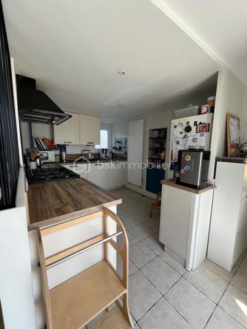Niort centre, quartier Saint Florent - Proximité école et commerces - Belle maison familiale de ville rénovée de 156 m² sur 3 niveaux comprenant au rdc salon, cuisine aménagée et équipée, séjour et wc. Au 1er étage, palier, buanderie, 2 chambres avec rangement, dégagements avec grands rangements, salle d'eau, wc. Au 2è étage, Grande pièce détente, local technique, wc, salle d'eau et une chambre avec dressing. 
Côté jardin, un garage, une cuisine d'été, grande terrasse aménagée de 40 m², dépendances pour atelier et cave, petit local jardinage, espace poules et une autre terrasse côté rue.
Isolation toiture et murs, peinture fait en 2022. Chaudière gaz de ville moins de 10 ans.
A voir rapidement.