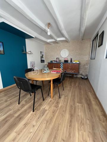 Niort centre, quartier Saint Florent - Proximité école et commerces - Belle maison familiale de ville rénovée de 156 m² sur 3 niveaux comprenant au rdc salon, cuisine aménagée et équipée, séjour et wc. Au 1er étage, palier, buanderie, 2 chambres avec rangement, dégagements avec grands rangements, salle d'eau, wc. Au 2è étage, Grande pièce détente, local technique, wc, salle d'eau et une chambre avec dressing. 
Côté jardin, un garage, une cuisine d'été, grande terrasse aménagée de 40 m², dépendances pour atelier et cave, petit local jardinage, espace poules et une autre terrasse côté rue.
Isolation toiture et murs, peinture fait en 2022. Chaudière gaz de ville moins de 10 ans.
A voir rapidement.