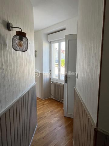 Niort centre, quartier Saint Florent - Proximité école et commerces - Belle maison familiale de ville rénovée de 156 m² sur 3 niveaux comprenant au rdc salon, cuisine aménagée et équipée, séjour et wc. Au 1er étage, palier, buanderie, 2 chambres avec rangement, dégagements avec grands rangements, salle d'eau, wc. Au 2è étage, Grande pièce détente, local technique, wc, salle d'eau et une chambre avec dressing. 
Côté jardin, un garage, une cuisine d'été, grande terrasse aménagée de 40 m², dépendances pour atelier et cave, petit local jardinage, espace poules et une autre terrasse côté rue.
Isolation toiture et murs, peinture fait en 2022. Chaudière gaz de ville moins de 10 ans.
A voir rapidement.