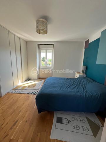 Niort centre, quartier Saint Florent - Proximité école et commerces - Belle maison familiale de ville rénovée de 156 m² sur 3 niveaux comprenant au rdc salon, cuisine aménagée et équipée, séjour et wc. Au 1er étage, palier, buanderie, 2 chambres avec rangement, dégagements avec grands rangements, salle d'eau, wc. Au 2è étage, Grande pièce détente, local technique, wc, salle d'eau et une chambre avec dressing. 
Côté jardin, un garage, une cuisine d'été, grande terrasse aménagée de 40 m², dépendances pour atelier et cave, petit local jardinage, espace poules et une autre terrasse côté rue.
Isolation toiture et murs, peinture fait en 2022. Chaudière gaz de ville moins de 10 ans.
A voir rapidement.