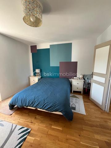 Niort centre, quartier Saint Florent - Proximité école et commerces - Belle maison familiale de ville rénovée de 156 m² sur 3 niveaux comprenant au rdc salon, cuisine aménagée et équipée, séjour et wc. Au 1er étage, palier, buanderie, 2 chambres avec rangement, dégagements avec grands rangements, salle d'eau, wc. Au 2è étage, Grande pièce détente, local technique, wc, salle d'eau et une chambre avec dressing. 
Côté jardin, un garage, une cuisine d'été, grande terrasse aménagée de 40 m², dépendances pour atelier et cave, petit local jardinage, espace poules et une autre terrasse côté rue.
Isolation toiture et murs, peinture fait en 2022. Chaudière gaz de ville moins de 10 ans.
A voir rapidement.