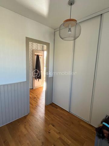 Niort centre, quartier Saint Florent - Proximité école et commerces - Belle maison familiale de ville rénovée de 156 m² sur 3 niveaux comprenant au rdc salon, cuisine aménagée et équipée, séjour et wc. Au 1er étage, palier, buanderie, 2 chambres avec rangement, dégagements avec grands rangements, salle d'eau, wc. Au 2è étage, Grande pièce détente, local technique, wc, salle d'eau et une chambre avec dressing. 
Côté jardin, un garage, une cuisine d'été, grande terrasse aménagée de 40 m², dépendances pour atelier et cave, petit local jardinage, espace poules et une autre terrasse côté rue.
Isolation toiture et murs, peinture fait en 2022. Chaudière gaz de ville moins de 10 ans.
A voir rapidement.