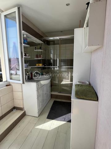 Niort centre, quartier Saint Florent - Proximité école et commerces - Belle maison familiale de ville rénovée de 156 m² sur 3 niveaux comprenant au rdc salon, cuisine aménagée et équipée, séjour et wc. Au 1er étage, palier, buanderie, 2 chambres avec rangement, dégagements avec grands rangements, salle d'eau, wc. Au 2è étage, Grande pièce détente, local technique, wc, salle d'eau et une chambre avec dressing. 
Côté jardin, un garage, une cuisine d'été, grande terrasse aménagée de 40 m², dépendances pour atelier et cave, petit local jardinage, espace poules et une autre terrasse côté rue.
Isolation toiture et murs, peinture fait en 2022. Chaudière gaz de ville moins de 10 ans.
A voir rapidement.